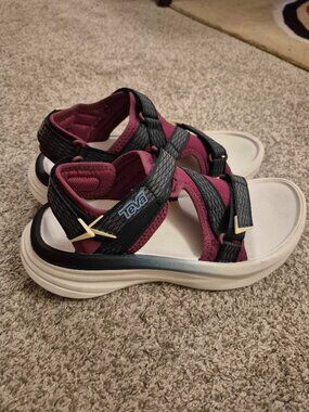 Teva Aventrail R2T Trail Running Sandal in the Phantom/Raspberry Coulis colorway